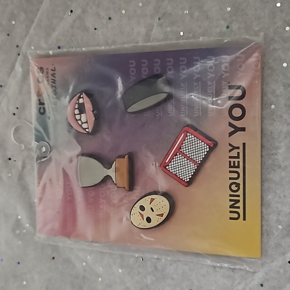 CROCS JIBBITZ HOCKEY FAN 5 PACK CHARMS: NEW IN PACKAGE